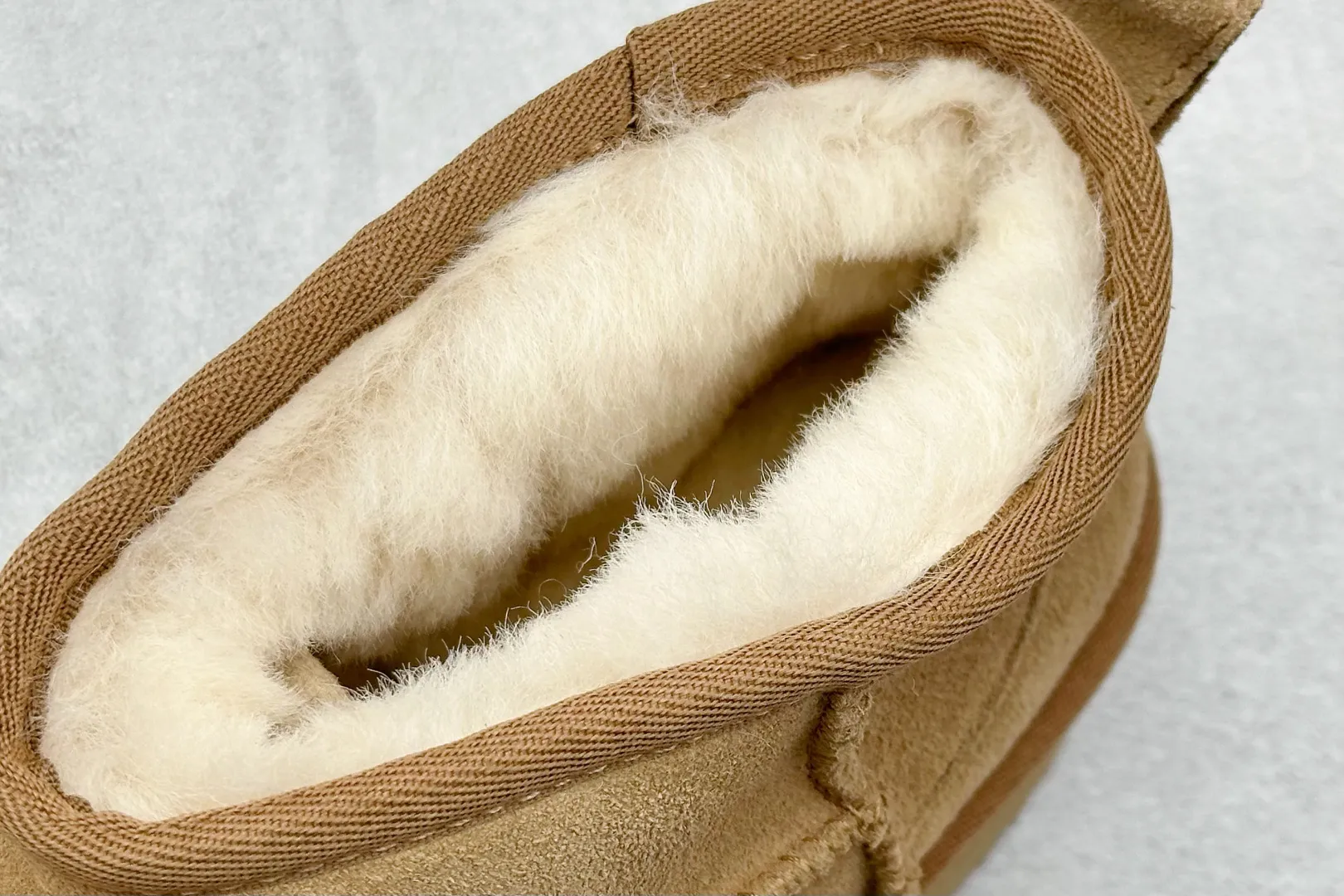 🐲💰 520 supports stores. The top version on the market UGG Mini thick-soled short tube 5cm. Xiaohongshu's hot model. Produced by a major foreign trade factory in Guangzhou. The toe box and the insole are all made of genuine sheep fur. Independent outer box packaging. Chip. With waterproof technology. Different from any version on the market. 5cm thick sole. Independent original development of outsole. Cashmere insole. It is a very suitable choice for going out in winter and at home. In the new year, uug has launched a style series, which is partially biased towards the preferences of young consumers. It has also moved to the forefront of fashion trends. Shoe body material: water-repellent coated suede upper, 17 mm UGGPURE™ implanted wool insole, lightweight non-slip comfortable rubber outsole, brand LOGO trademark, complete package, item number: 1135092, size: 35 36 37 38 39 40